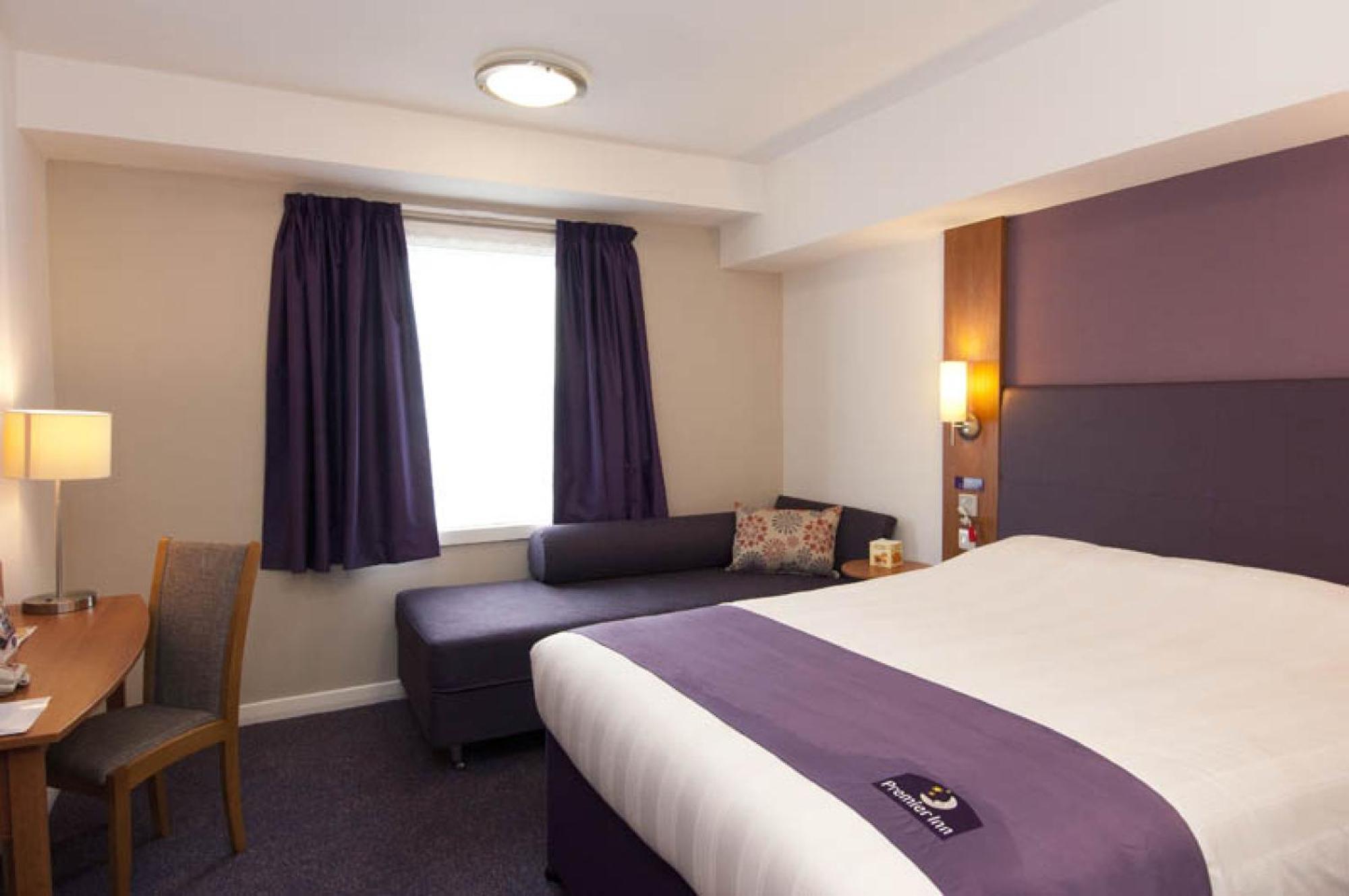 Premier Inn Dundee West Экстерьер фото