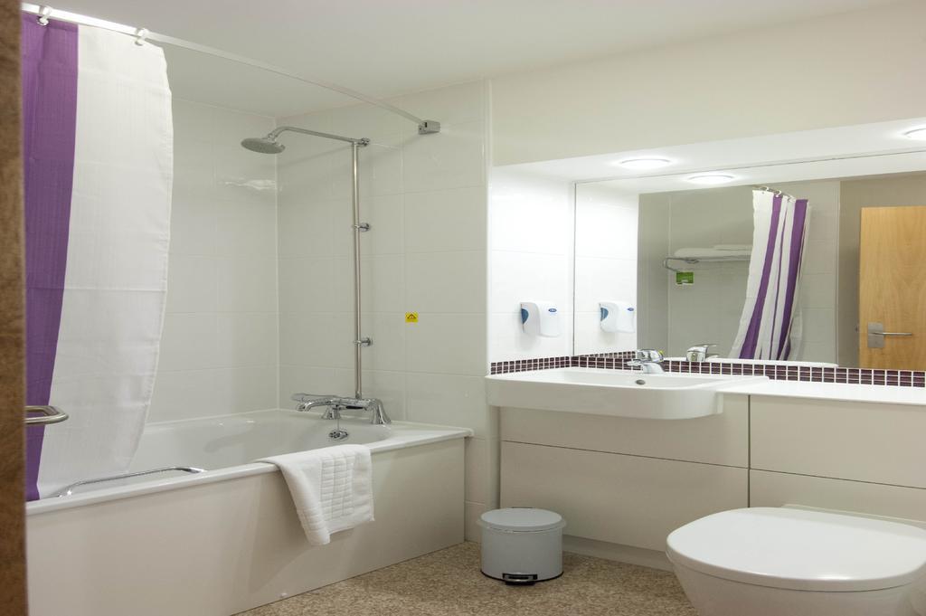 Premier Inn Dundee West Экстерьер фото