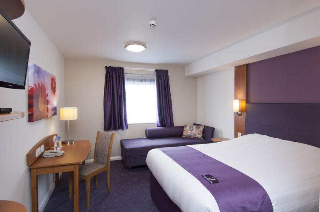 Premier Inn Dundee West Экстерьер фото